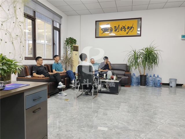 客戶前來(lái)洽談竹屑炭化機(jī)