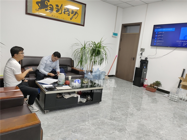 樹(shù)枝炭化機(jī)給蘇州客戶帶來(lái)了驚喜和稱贊